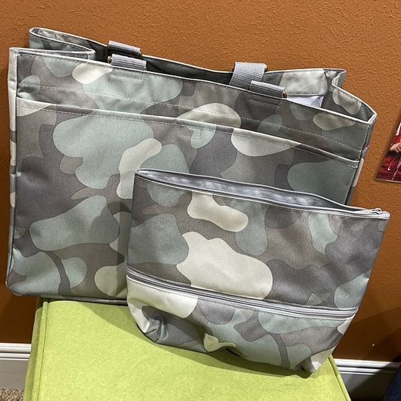 thirty-one Handbags - Thirty-one Soft Camo Tote Set